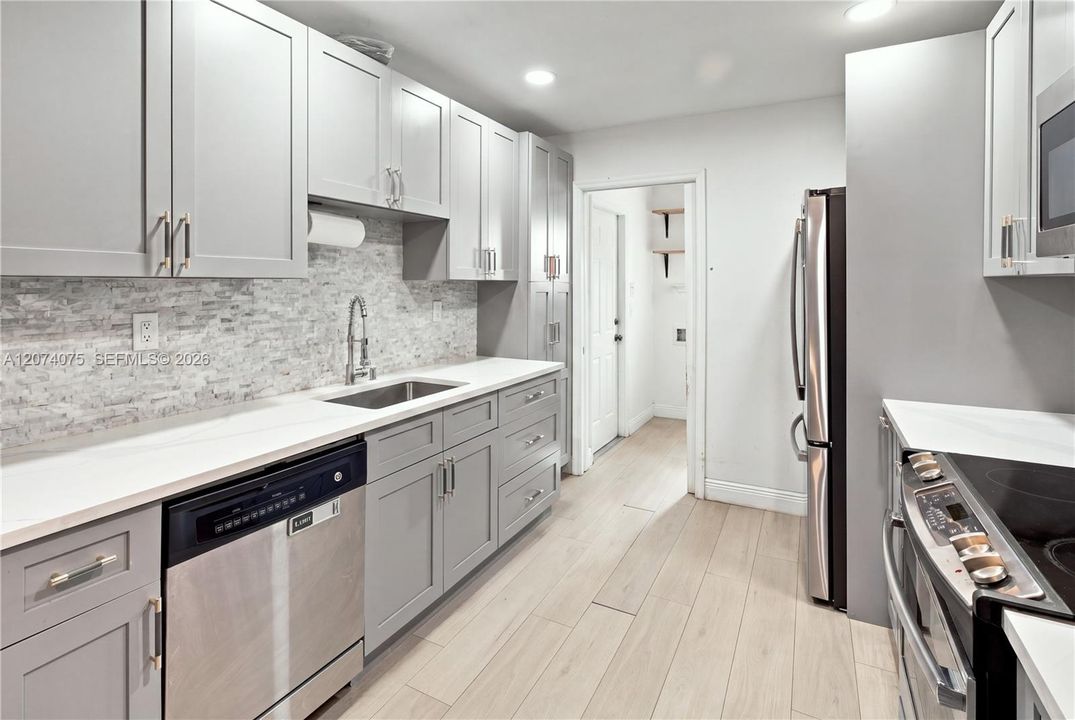 For Sale: $380,000 (3 beds, 1 baths, 1034 Square Feet)