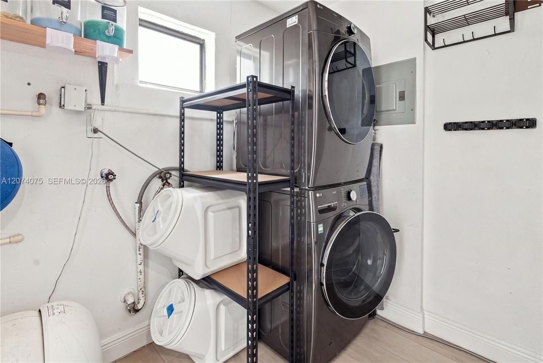 For Sale: $380,000 (3 beds, 1 baths, 1034 Square Feet)