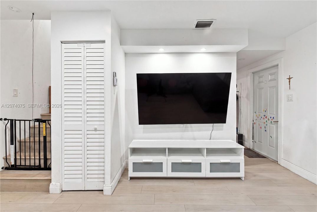 For Sale: $380,000 (3 beds, 1 baths, 1034 Square Feet)