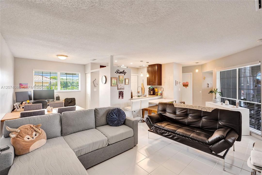 En Venta: $294,900 (2 camas, 2 baños, 1100 Pies cuadrados)
