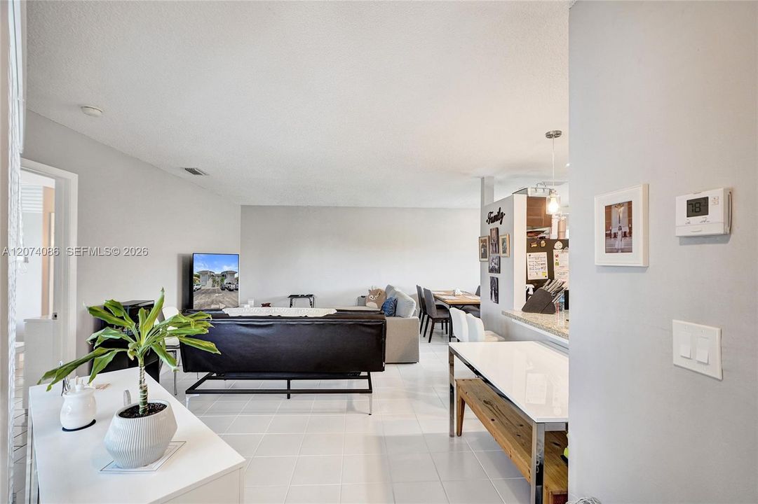 En Venta: $294,900 (2 camas, 2 baños, 1100 Pies cuadrados)