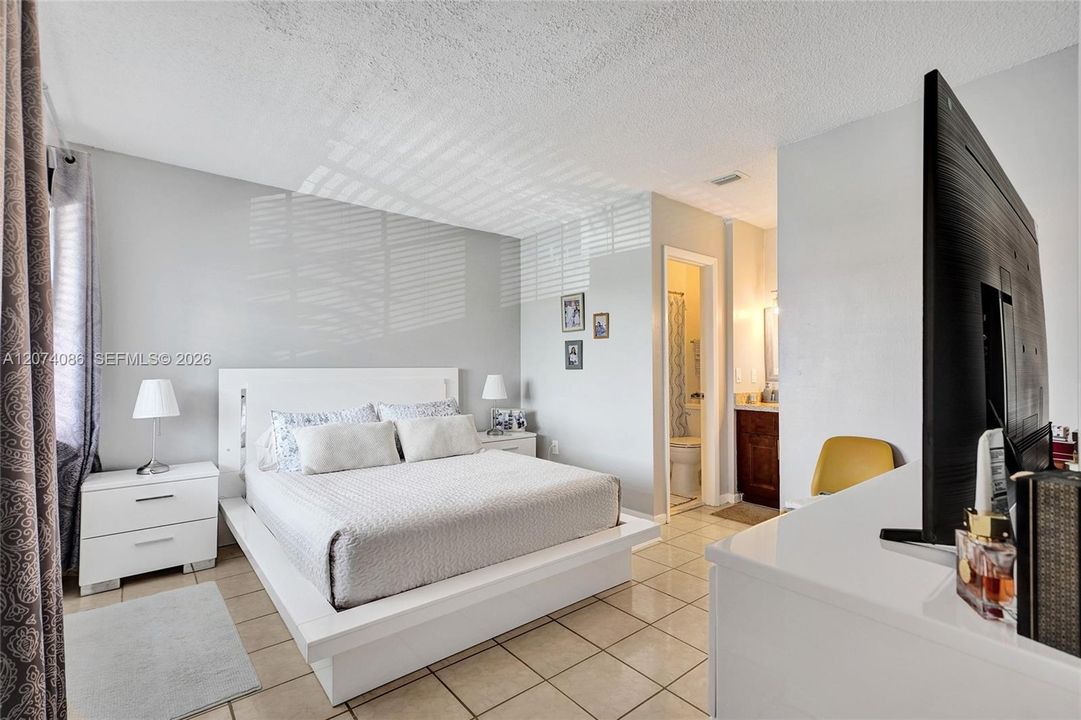 En Venta: $294,900 (2 camas, 2 baños, 1100 Pies cuadrados)