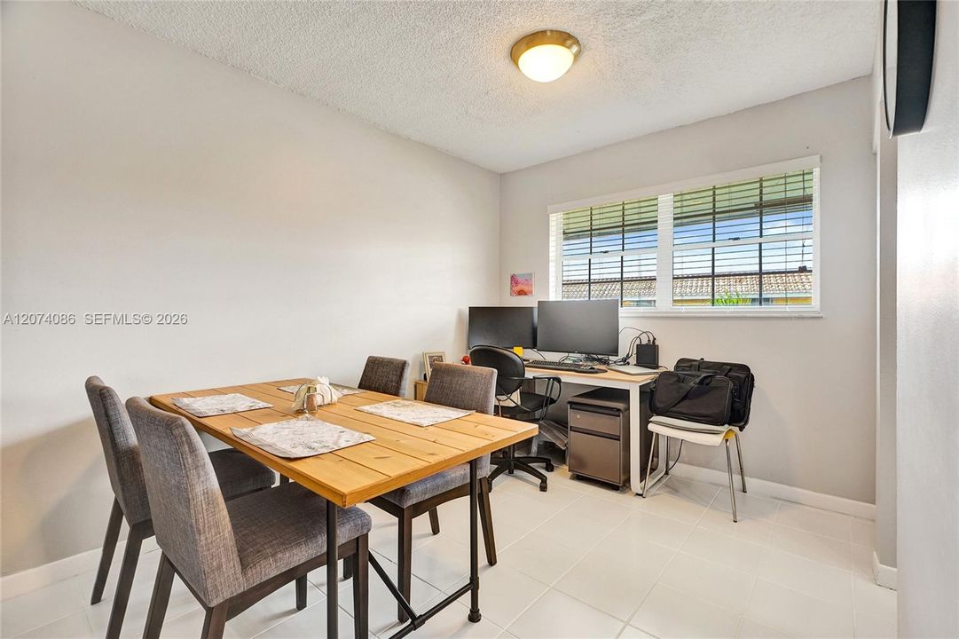 En Venta: $294,900 (2 camas, 2 baños, 1100 Pies cuadrados)