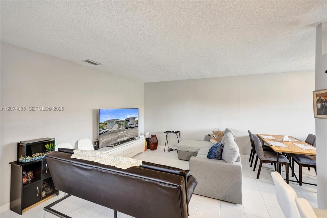En Venta: $294,900 (2 camas, 2 baños, 1100 Pies cuadrados)