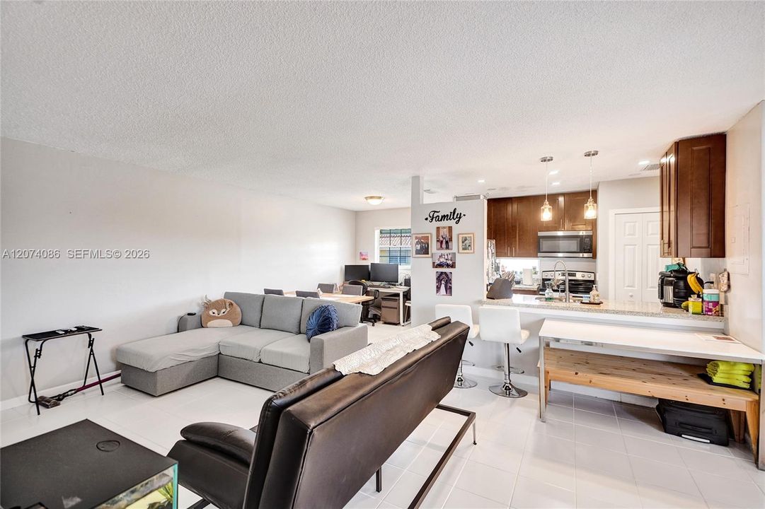 En Venta: $294,900 (2 camas, 2 baños, 1100 Pies cuadrados)