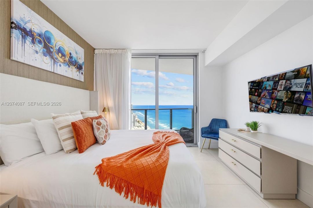 For Sale: $865,000 (2 beds, 2 baths, 1129 Square Feet)