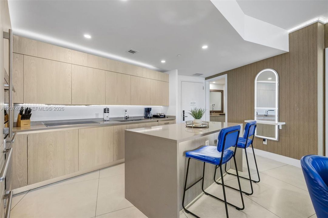 For Sale: $865,000 (2 beds, 2 baths, 1129 Square Feet)