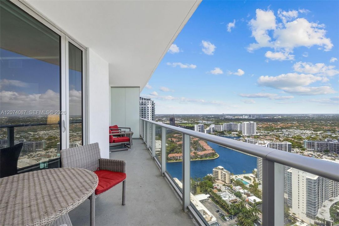 For Sale: $865,000 (2 beds, 2 baths, 1129 Square Feet)