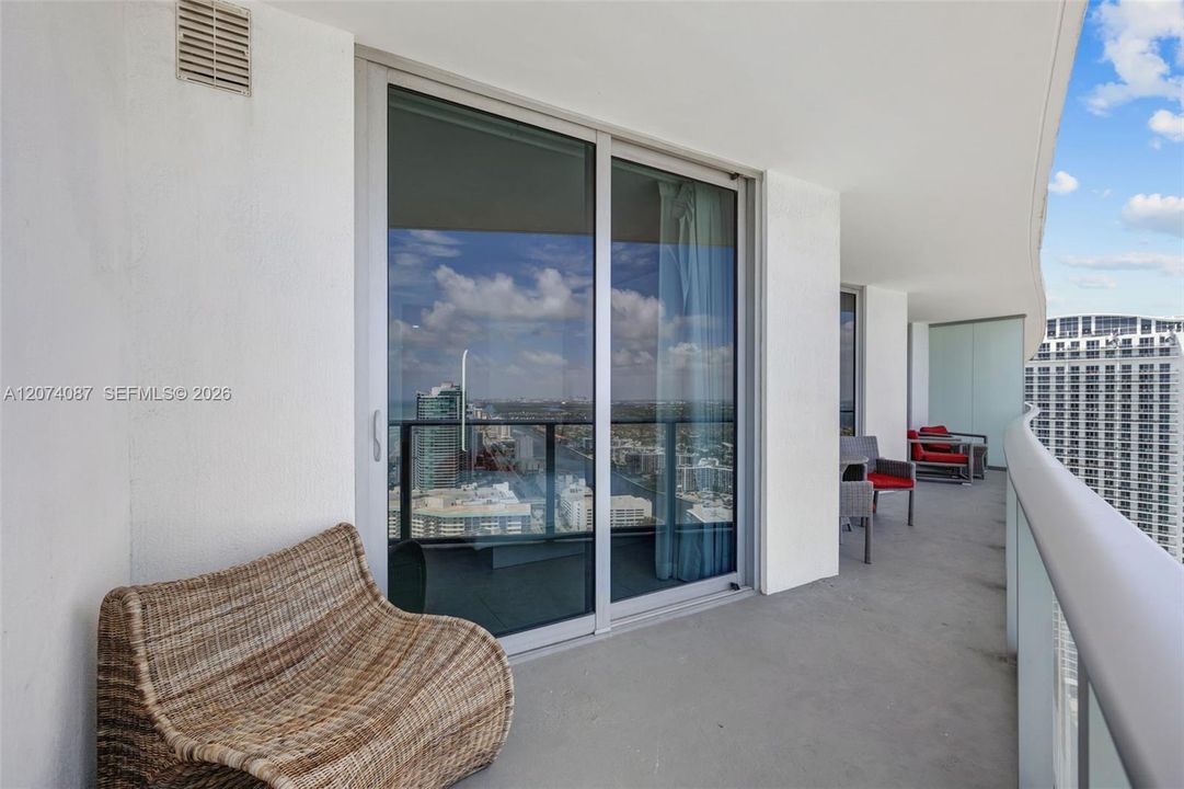 For Sale: $865,000 (2 beds, 2 baths, 1129 Square Feet)