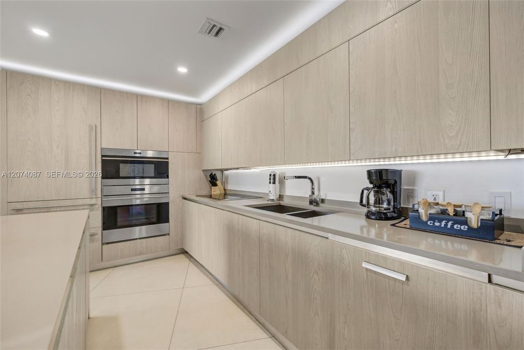 For Sale: $865,000 (2 beds, 2 baths, 1129 Square Feet)