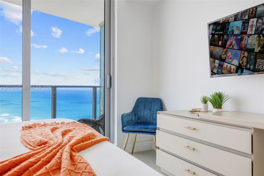 For Sale: $865,000 (2 beds, 2 baths, 1129 Square Feet)