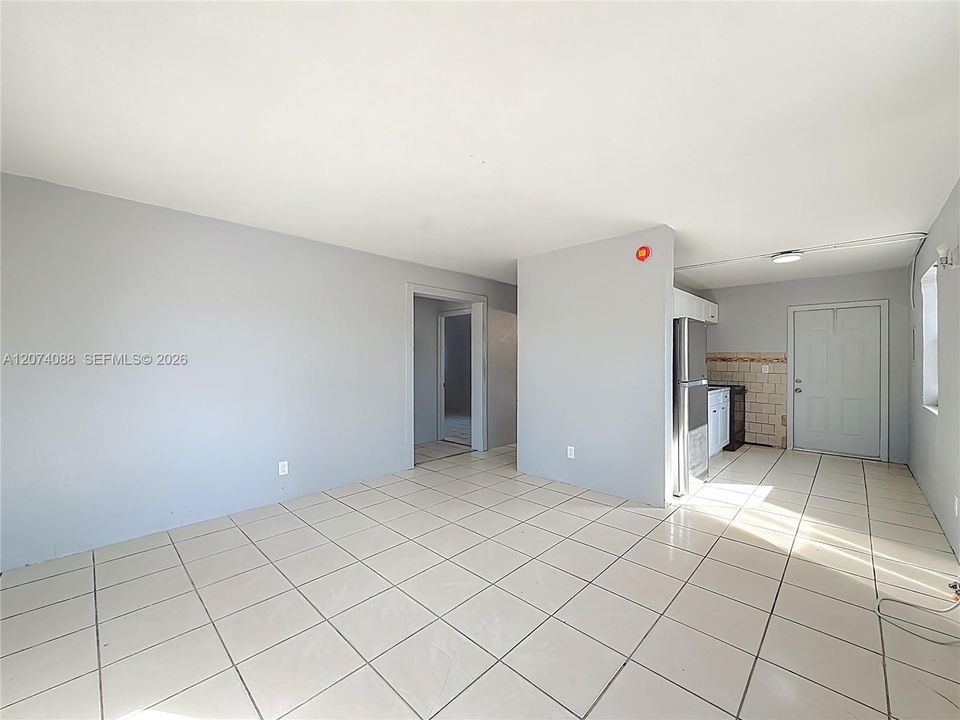 For Rent: $1,900 (2 beds, 1 baths, 728 Square Feet)