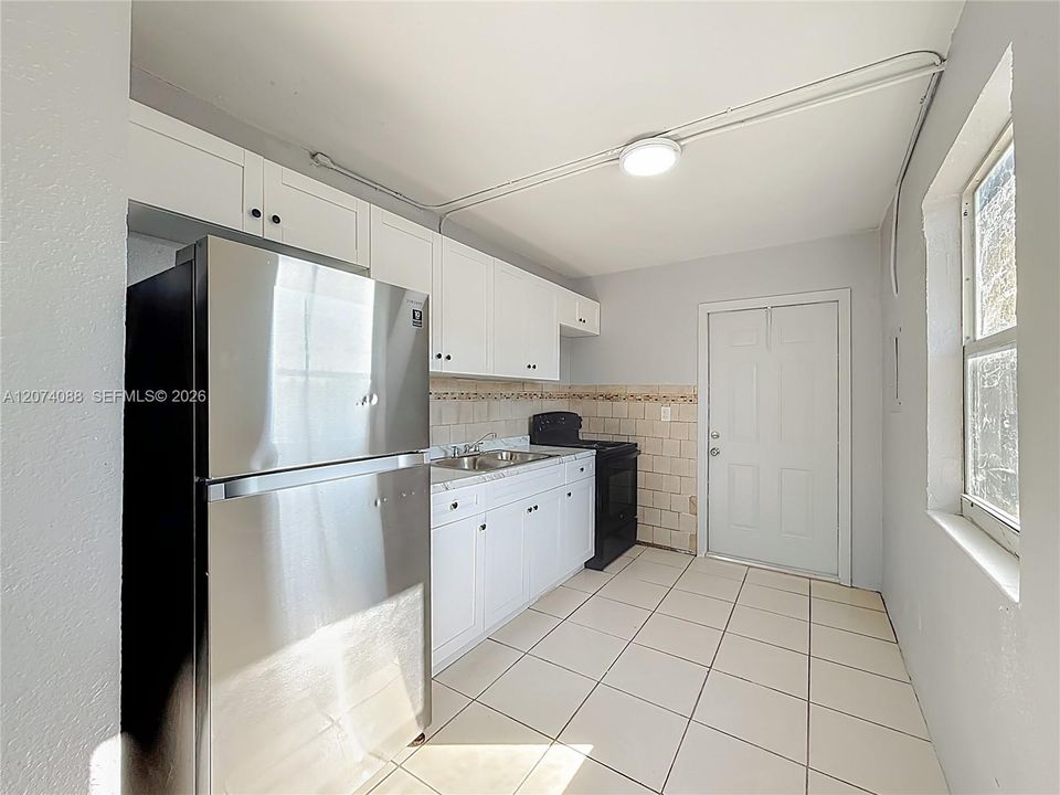 For Rent: $1,900 (2 beds, 1 baths, 728 Square Feet)