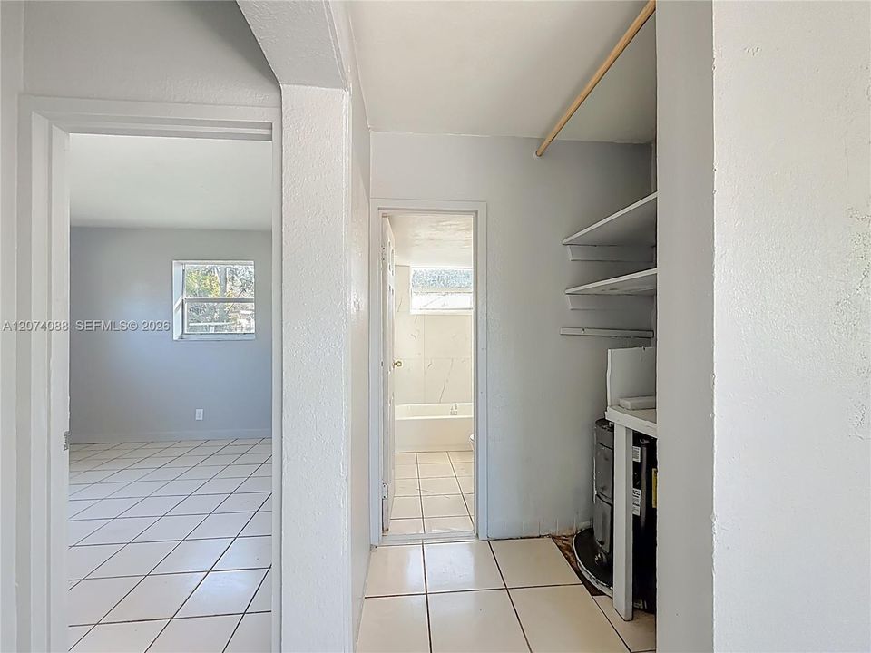For Rent: $1,900 (2 beds, 1 baths, 728 Square Feet)