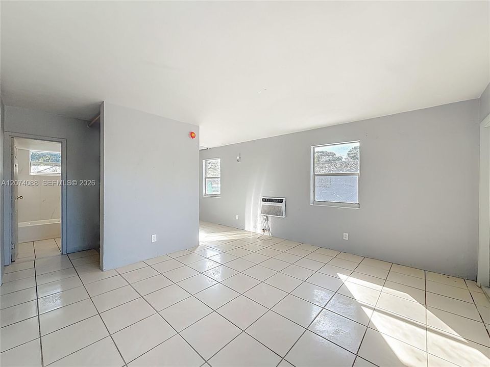 For Rent: $1,900 (2 beds, 1 baths, 728 Square Feet)