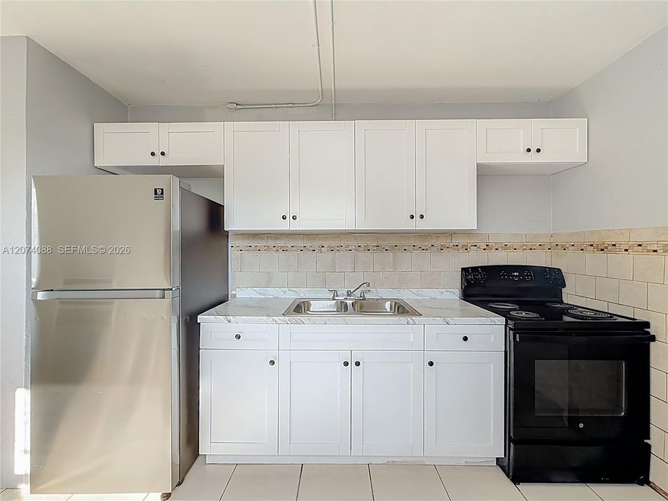 For Rent: $1,900 (2 beds, 1 baths, 728 Square Feet)