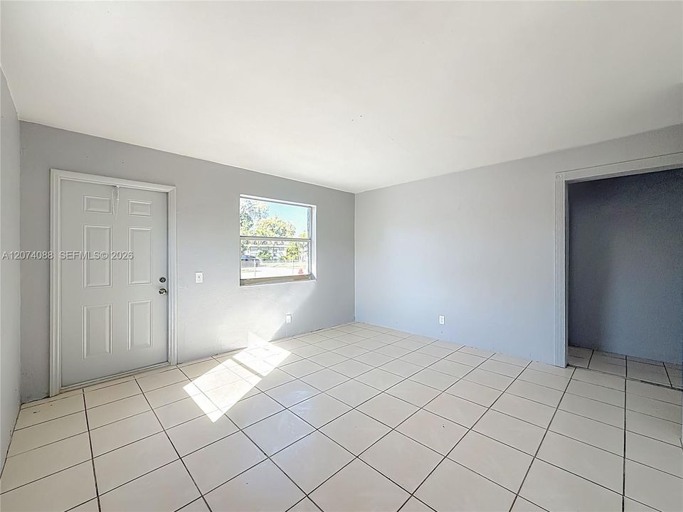 For Rent: $1,900 (2 beds, 1 baths, 728 Square Feet)