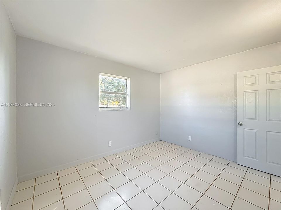 For Rent: $1,900 (2 beds, 1 baths, 728 Square Feet)
