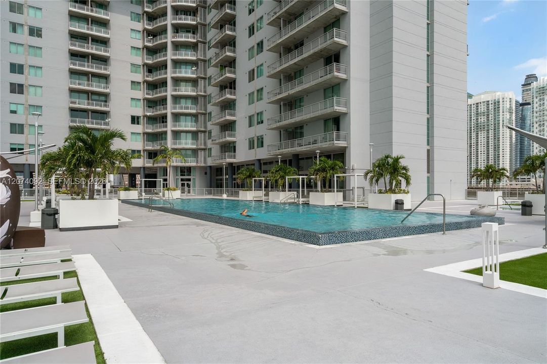 For Rent: $5,500 (2 beds, 2 baths, 1337 Square Feet)