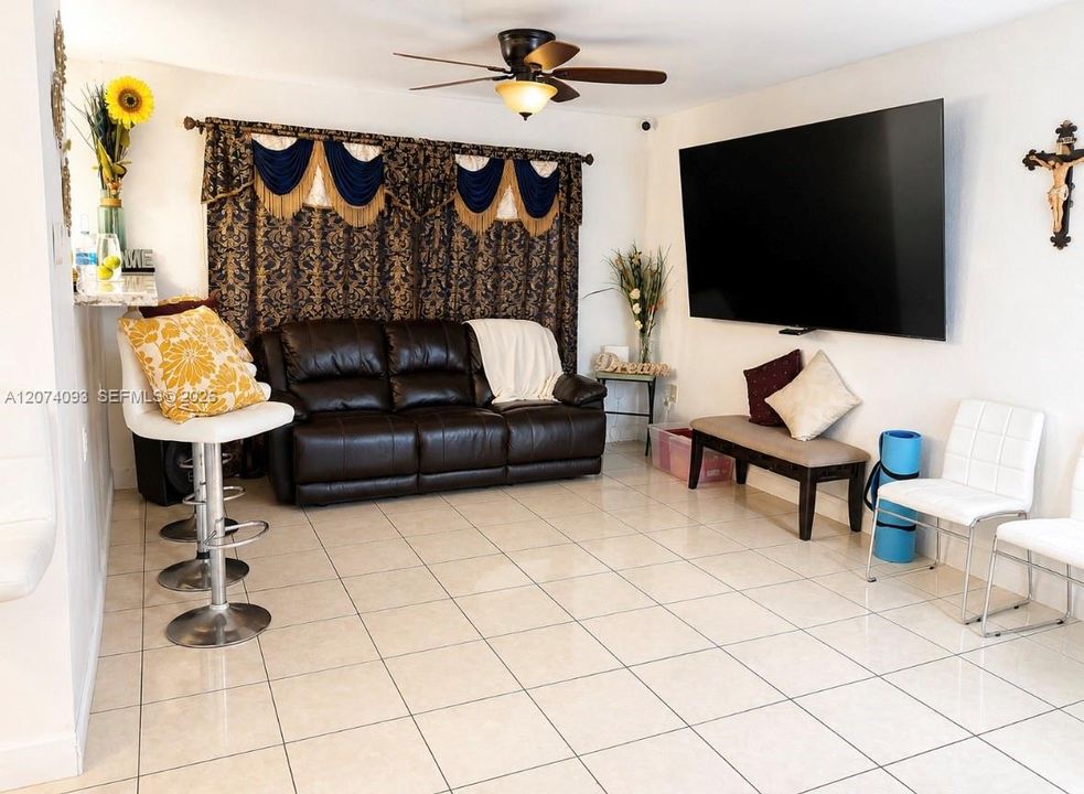 For Sale: $440,000 (2 beds, 2 baths, 1047 Square Feet)