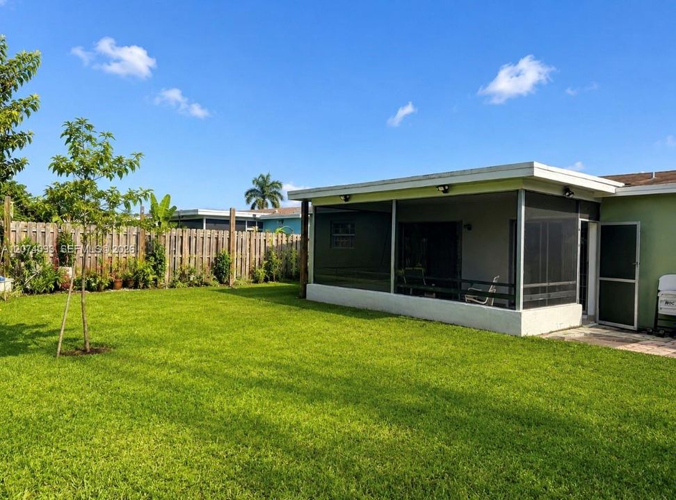 For Sale: $440,000 (2 beds, 2 baths, 1047 Square Feet)