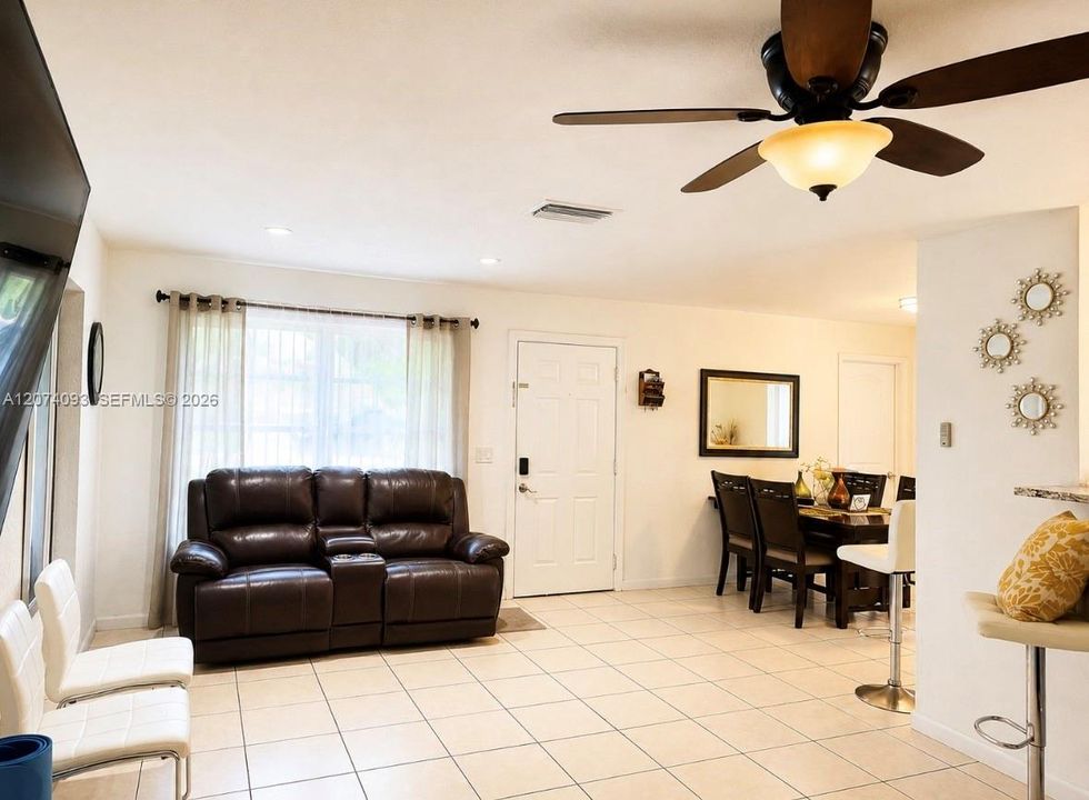 For Sale: $440,000 (2 beds, 2 baths, 1047 Square Feet)