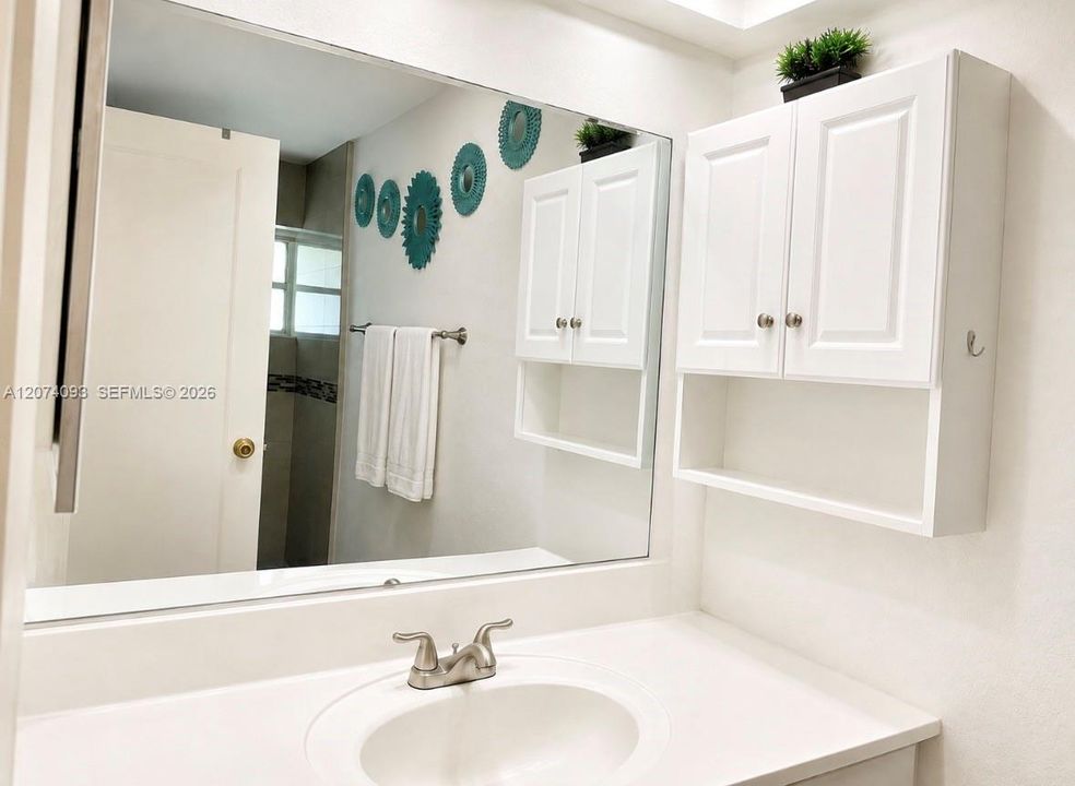 For Sale: $440,000 (2 beds, 2 baths, 1047 Square Feet)