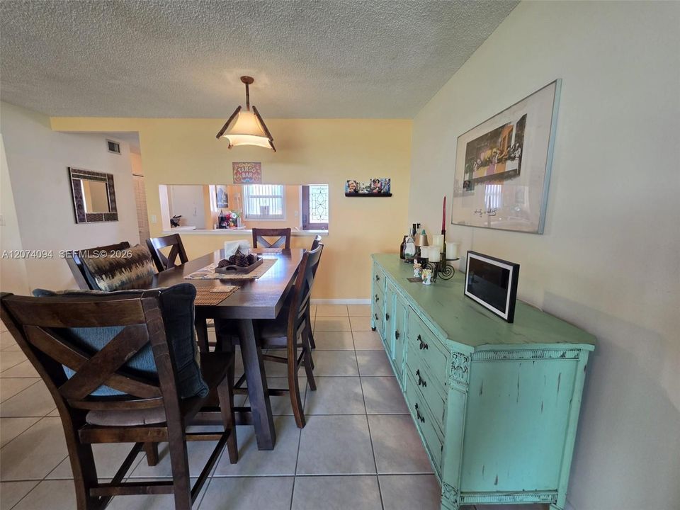 For Sale: $255,000 (2 beds, 2 baths, 1092 Square Feet)