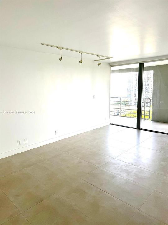 Active With Contract: $4,950 (2 beds, 2 baths, 1304 Square Feet)