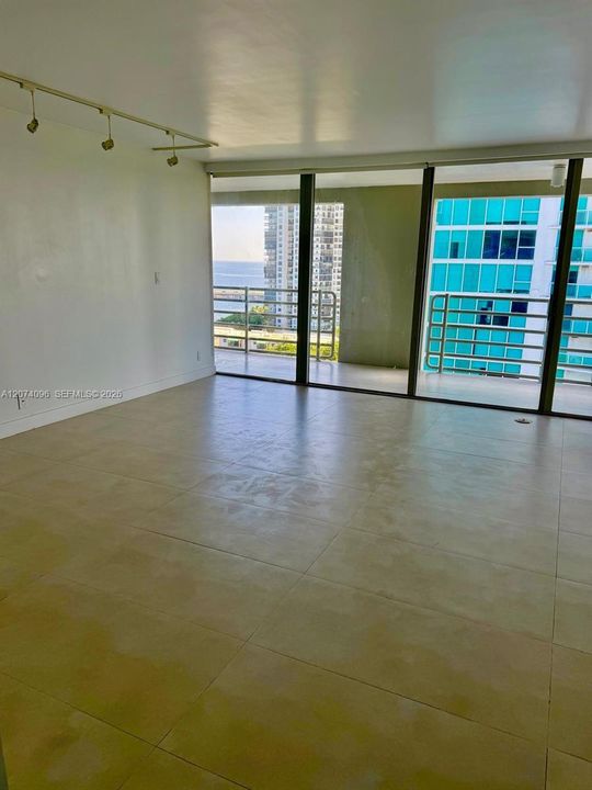 Active With Contract: $4,950 (2 beds, 2 baths, 1304 Square Feet)
