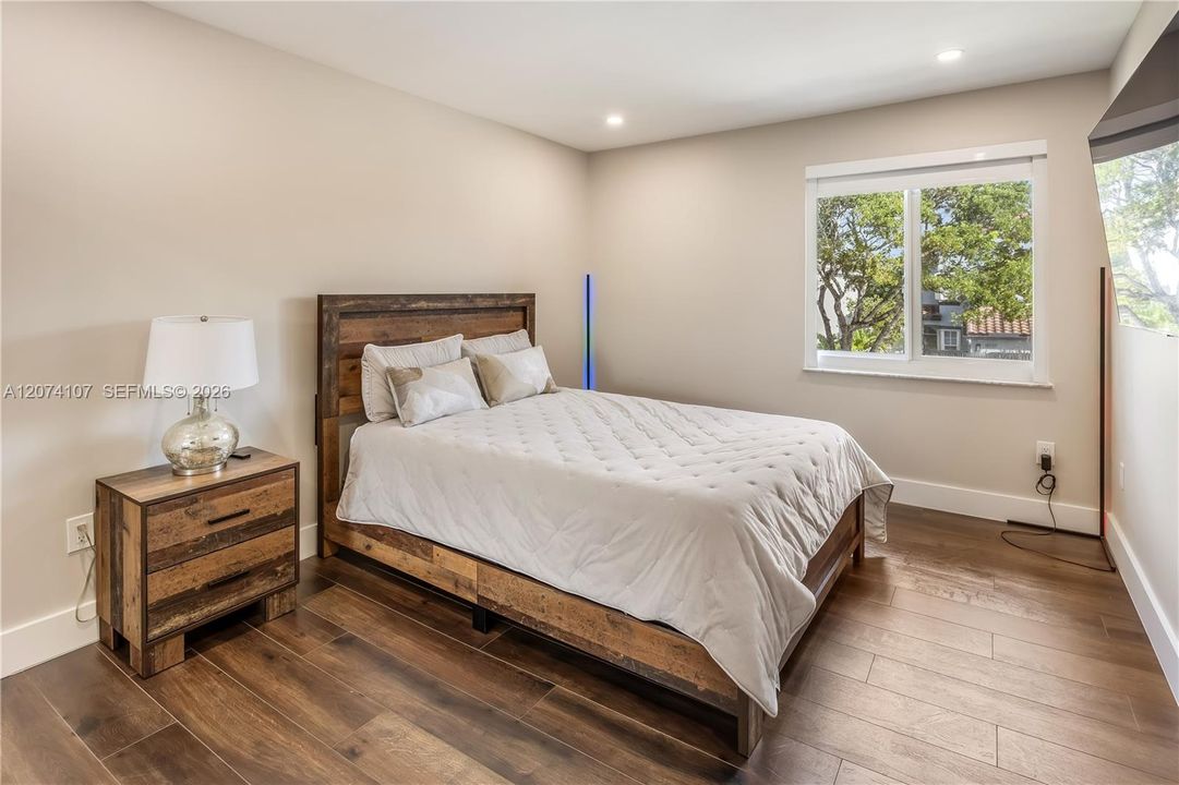 For Sale: $980,000 (4 beds, 2 baths, 2880 Square Feet)