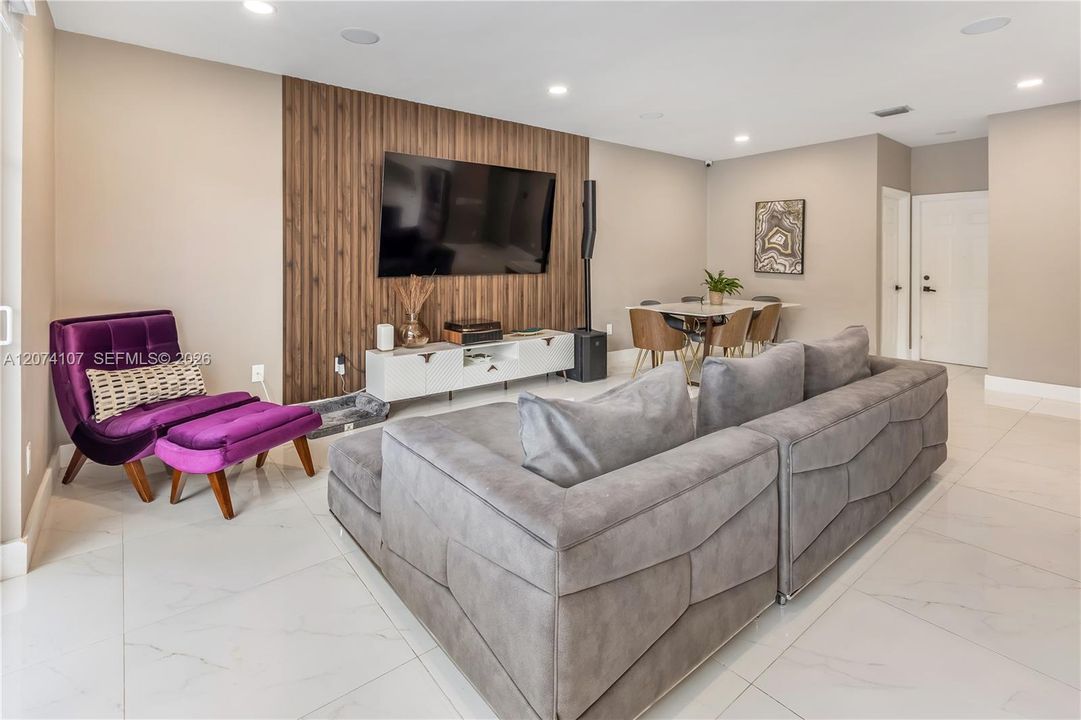 For Sale: $980,000 (4 beds, 2 baths, 2880 Square Feet)