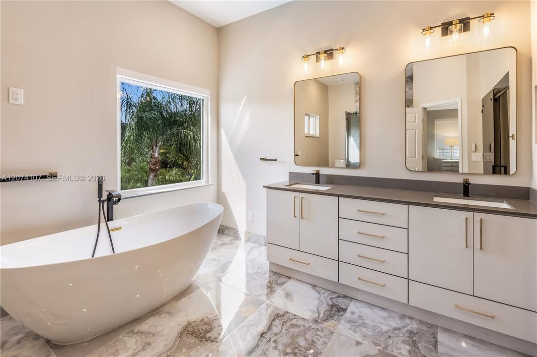 For Sale: $980,000 (4 beds, 2 baths, 2880 Square Feet)