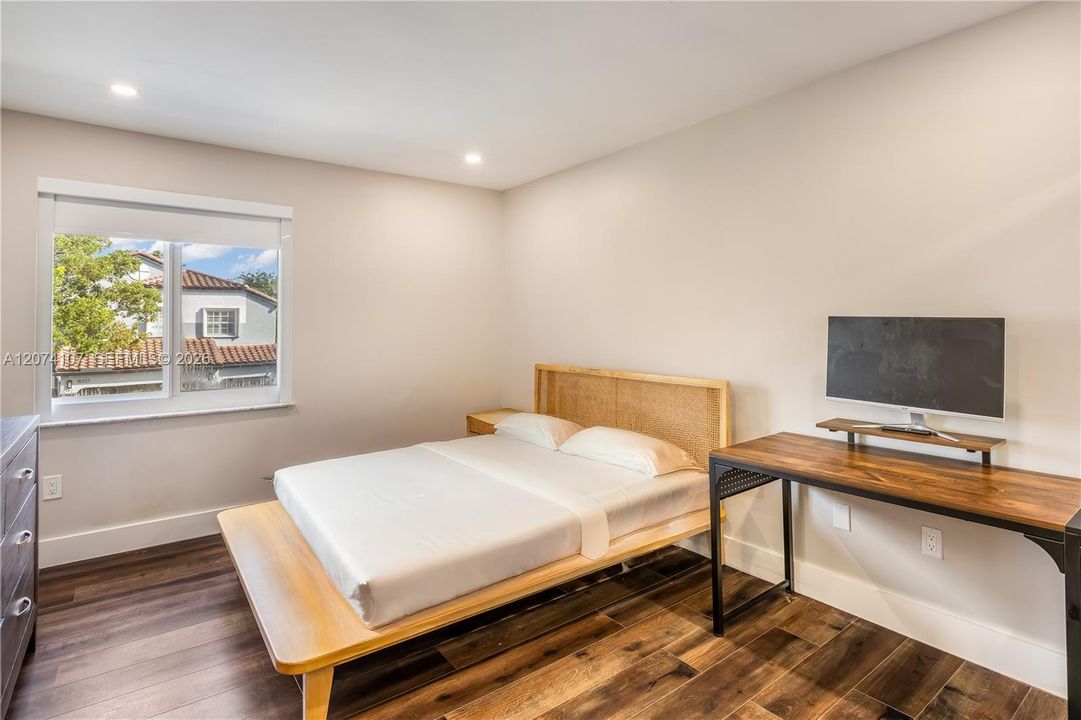 For Sale: $980,000 (4 beds, 2 baths, 2880 Square Feet)
