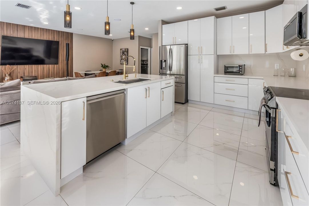 For Sale: $980,000 (4 beds, 2 baths, 2880 Square Feet)