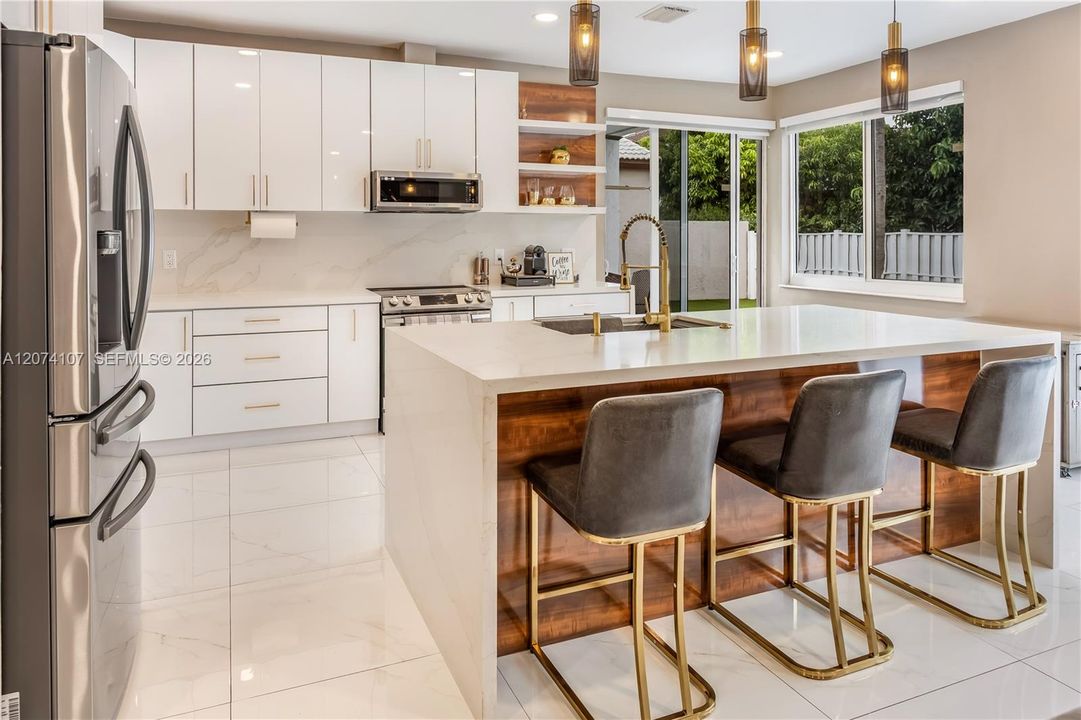 For Sale: $980,000 (4 beds, 2 baths, 2880 Square Feet)