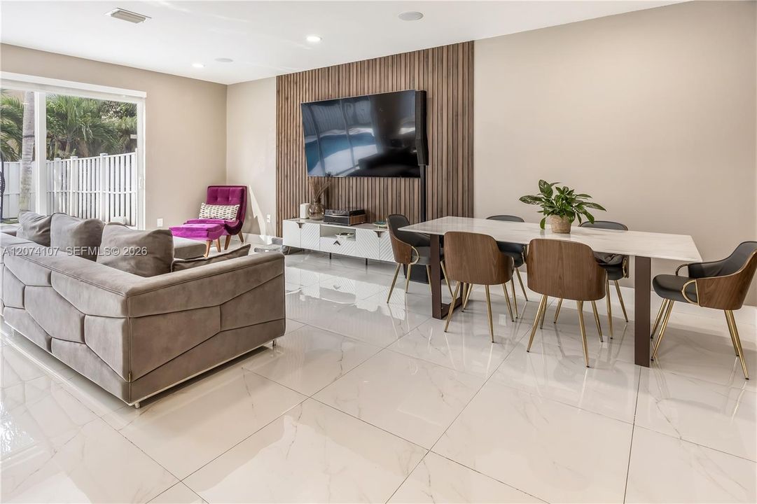 For Sale: $980,000 (4 beds, 2 baths, 2880 Square Feet)