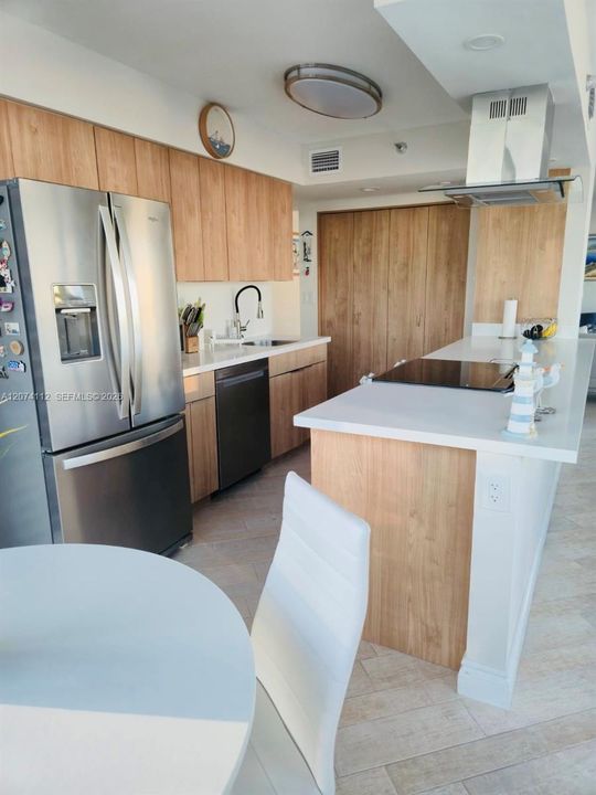 For Rent: $6,900 (3 beds, 3 baths, 1694 Square Feet)