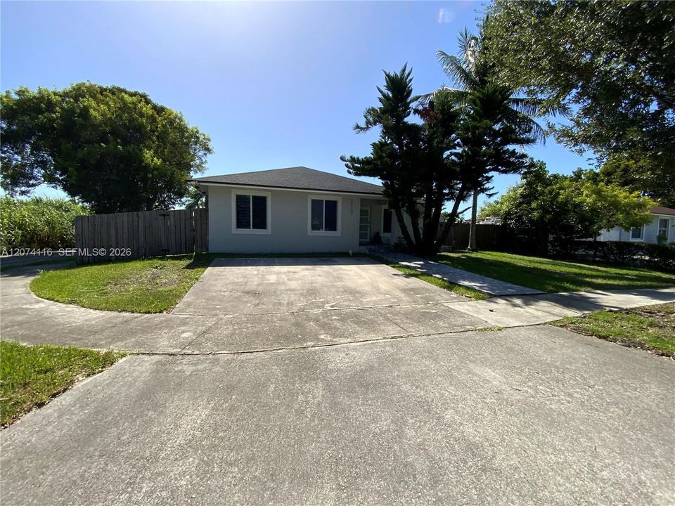 For Rent: $3,000 (3 beds, 1 baths, 1620 Square Feet)