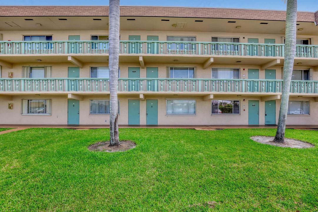 400 Village Green W #117 (2)