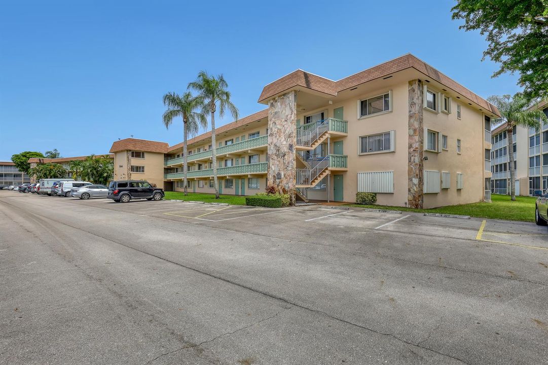 400 Village Green W #117 (1)