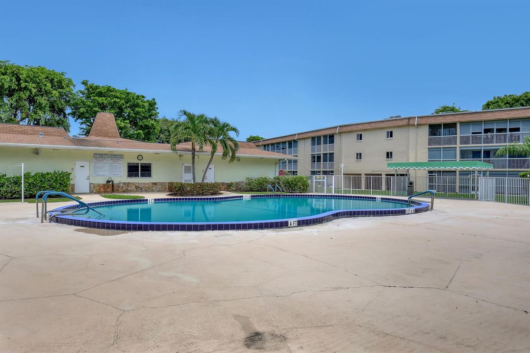400 Village Green W #117 (22)