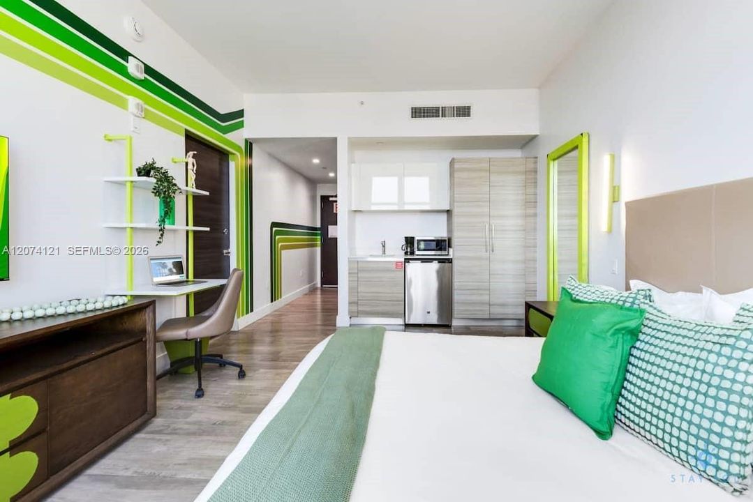 For Sale: $288,000 (1 beds, 1 baths, 366 Square Feet)