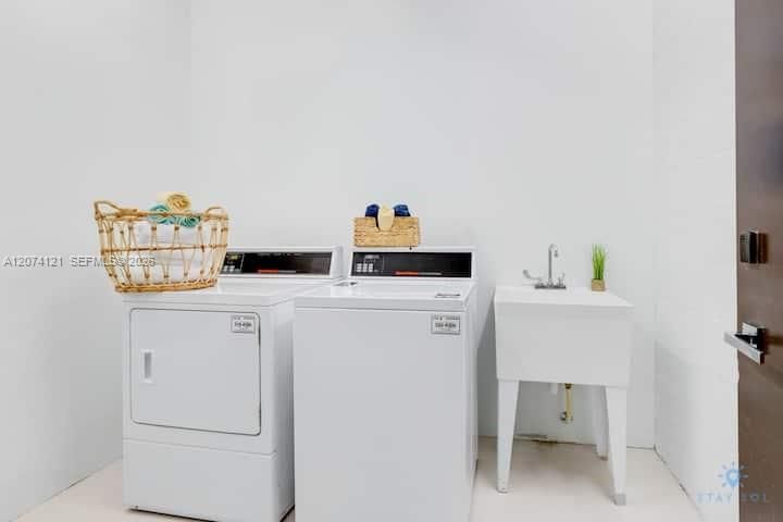 For Sale: $288,000 (1 beds, 1 baths, 366 Square Feet)