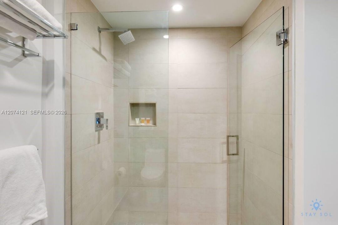 For Sale: $288,000 (1 beds, 1 baths, 366 Square Feet)