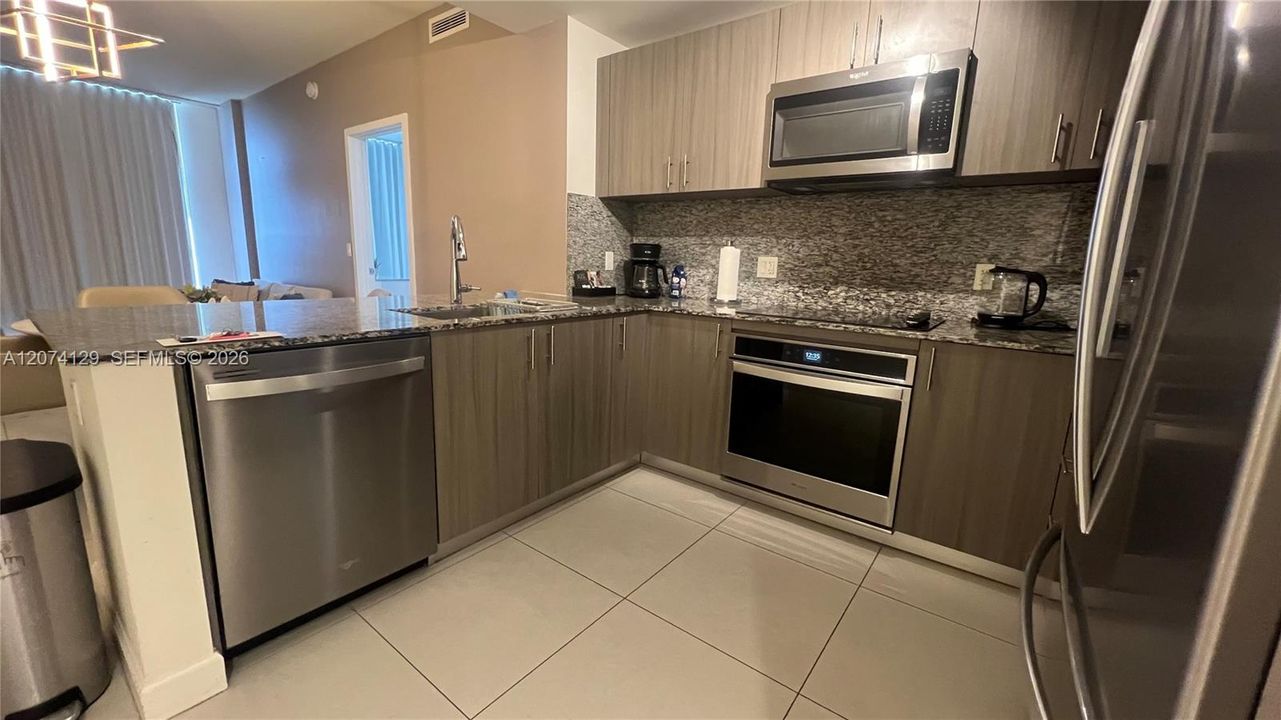 For Sale: $615,000 (2 beds, 2 baths, 1032 Square Feet)