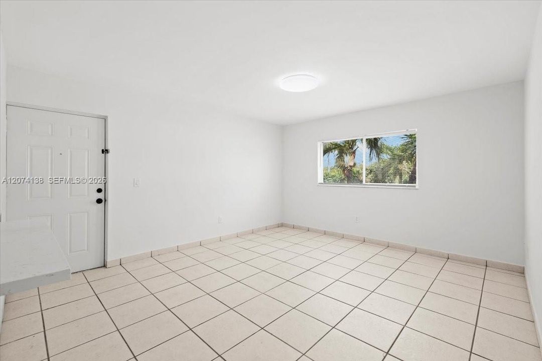 For Rent: $2,200 (2 beds, 1 baths, 884 Square Feet)