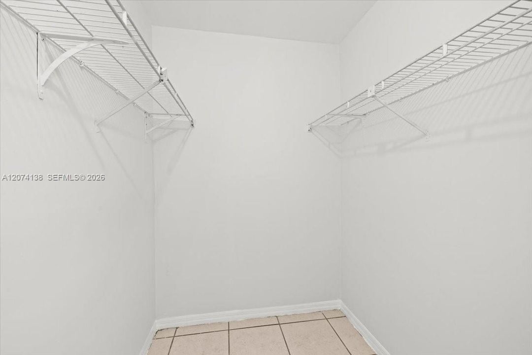 For Rent: $2,200 (2 beds, 1 baths, 884 Square Feet)