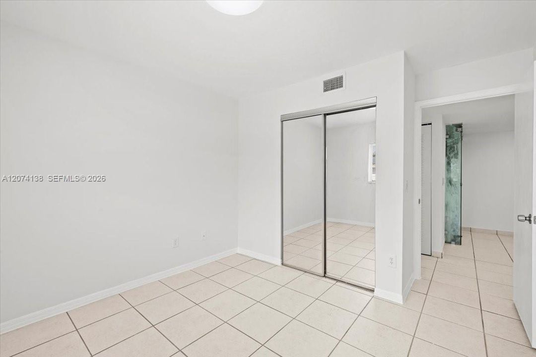 For Rent: $2,200 (2 beds, 1 baths, 884 Square Feet)