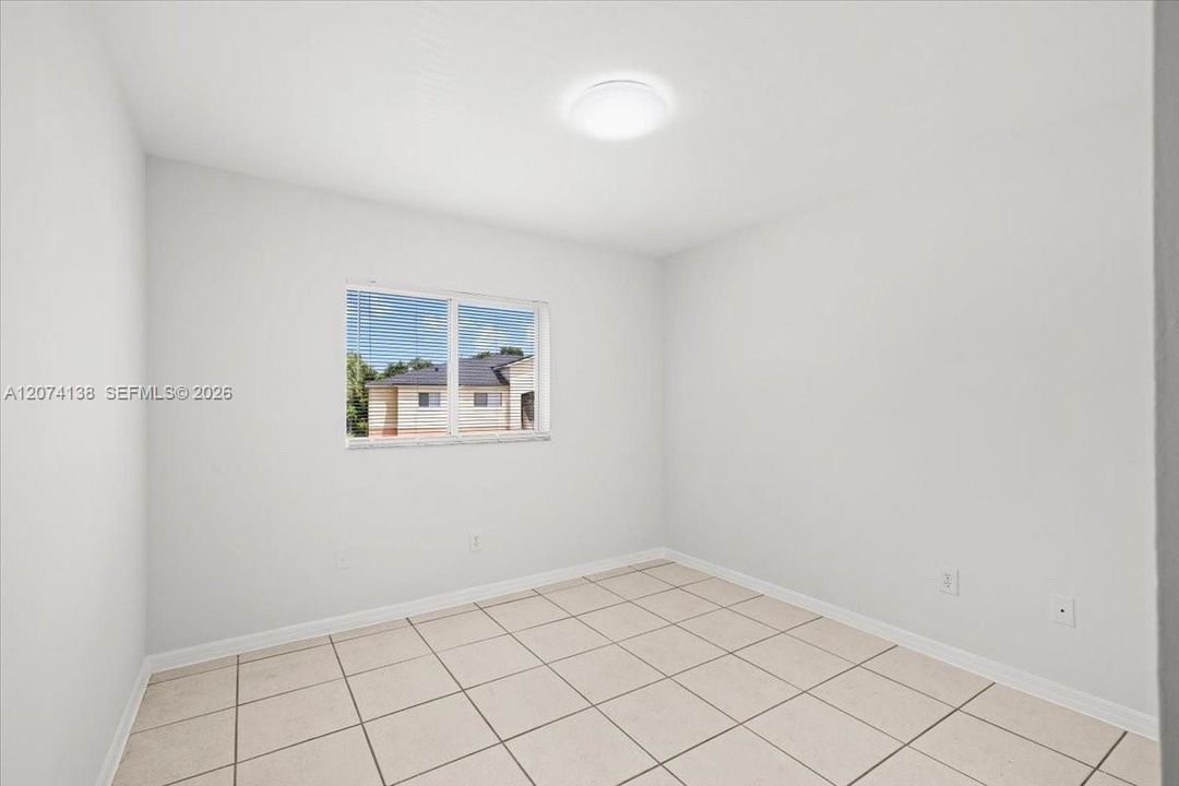 For Rent: $2,200 (2 beds, 1 baths, 884 Square Feet)